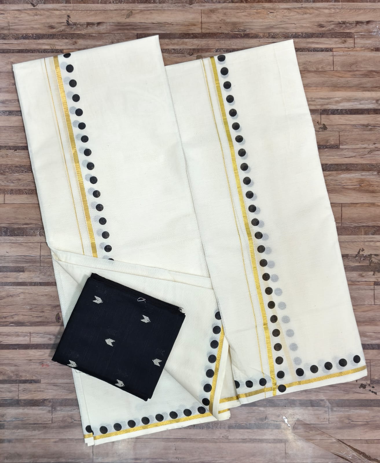 Light kasavu Puliyilakara Dots Print SETTMUNDU
